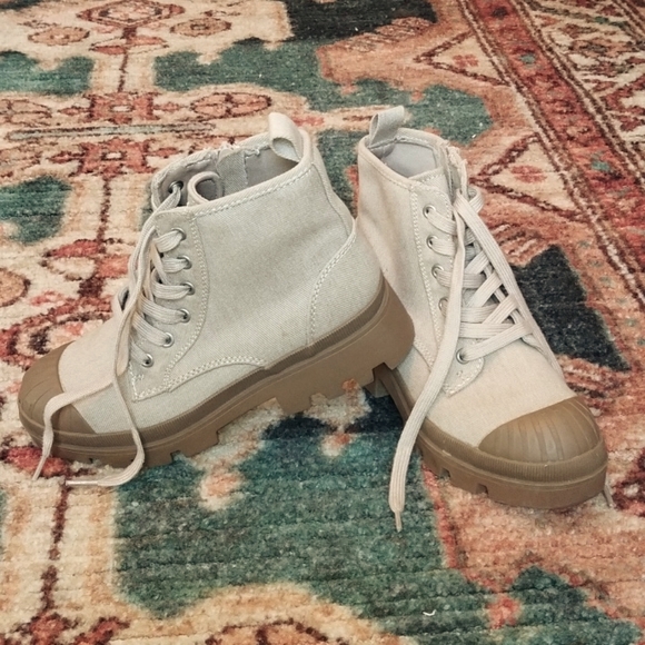 Women's combat style boot size 7 cream and light brown - Picture 1 of 7